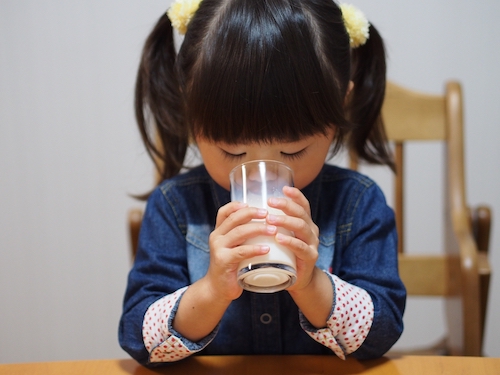 いつから飲める 栄養バランスに優れた牛乳の魅力と子どもに与える際の注意点とは 七田式三田教室